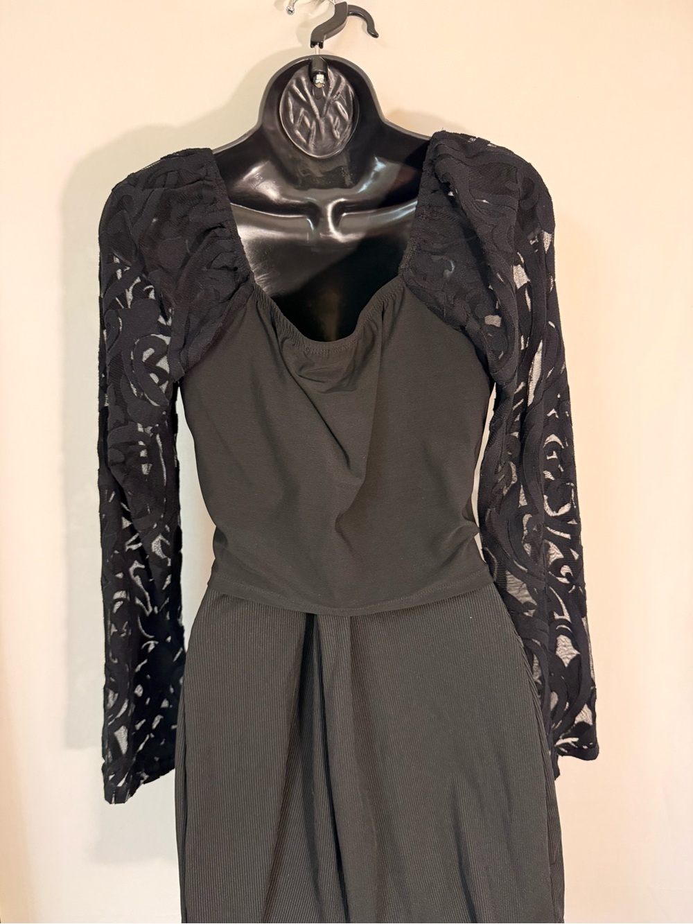 Black Ruched Lace Sleeve Cropped Top - Picture 4 of 5